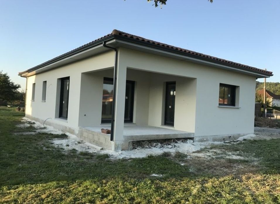 Vand casa pe structura metalica