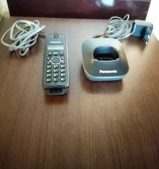 Vând telefon fix Panasonic fără fir, model KX-TG1611FX