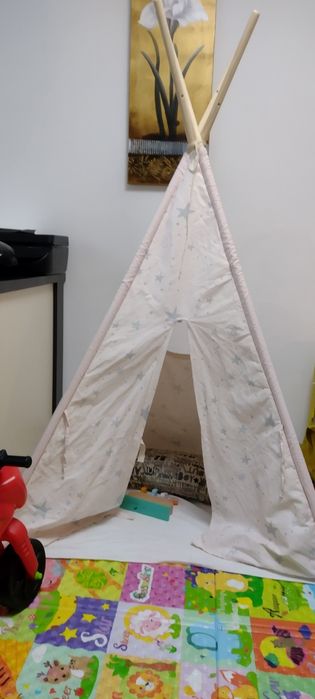 Vând cort Teepee play tent.vârstă 2+. Arata foarte bn.
