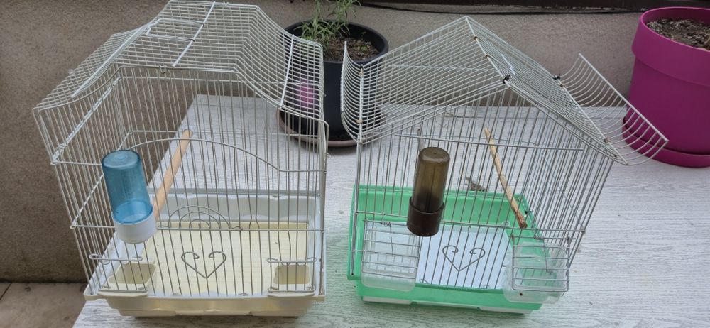 Vând 2 colivii pentru păsări (peruși, canari, zebre australiene)