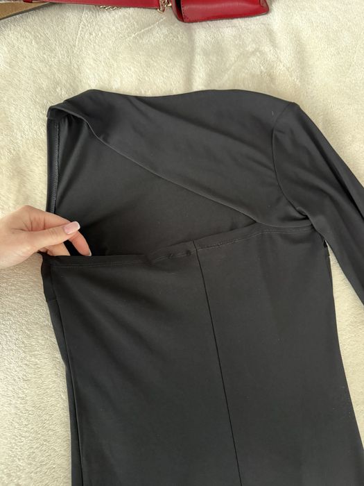 Елегантна къса черна рокля с едно рамо