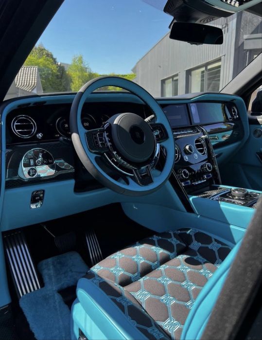 Rollc Royce Cullinan black bladhe Cullinan