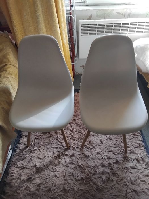 Бели столове запазени