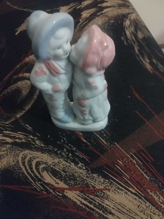 стара порцеланова фигура момиче  целува момче
