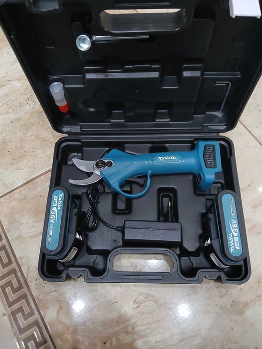 Чисто нва акомолаторна ножица