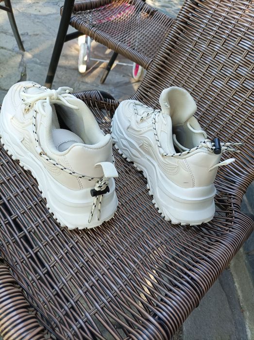 Дамски спортни обувки