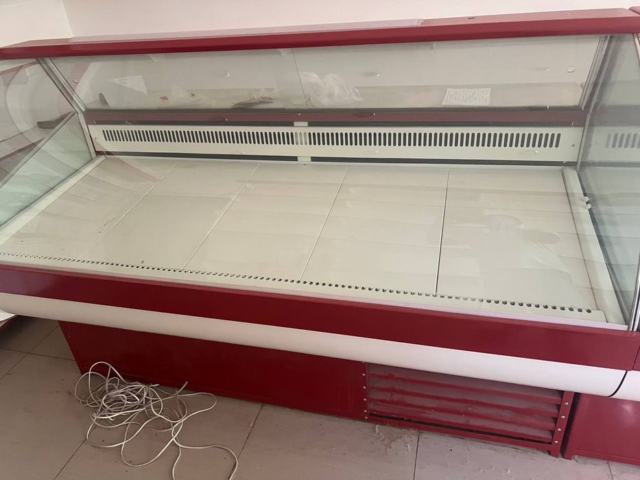 Продается витриный холодильник.