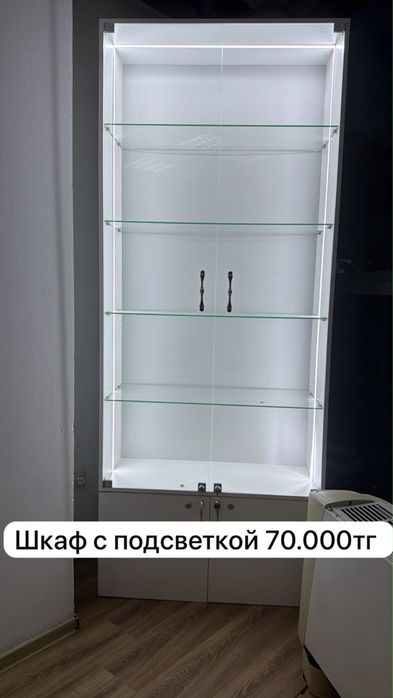 Продам витринный стеклянный шкаф со