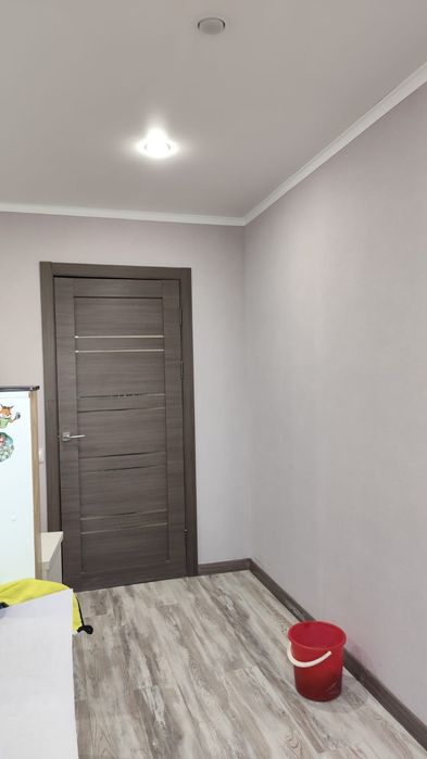 Поклейка обоев и шпаклевка