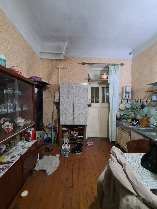 Продается 2х комнатная квартира бывшая общага 2этаж в 2х этажах.узбуму