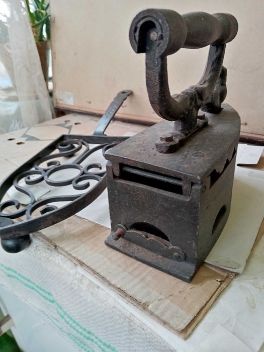 Călcător vechi cu suport