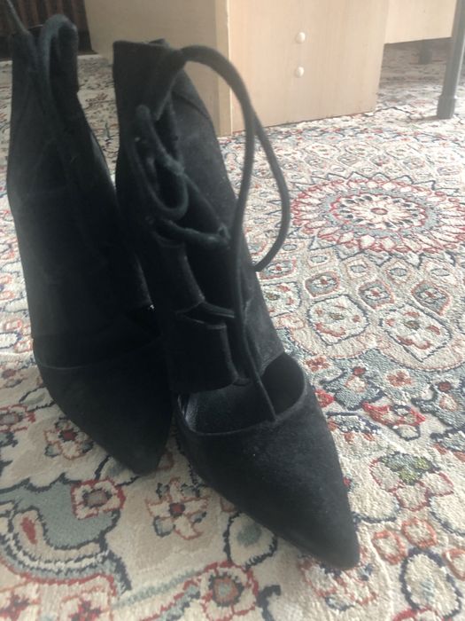 Продам замшевые ботинки 35 размер