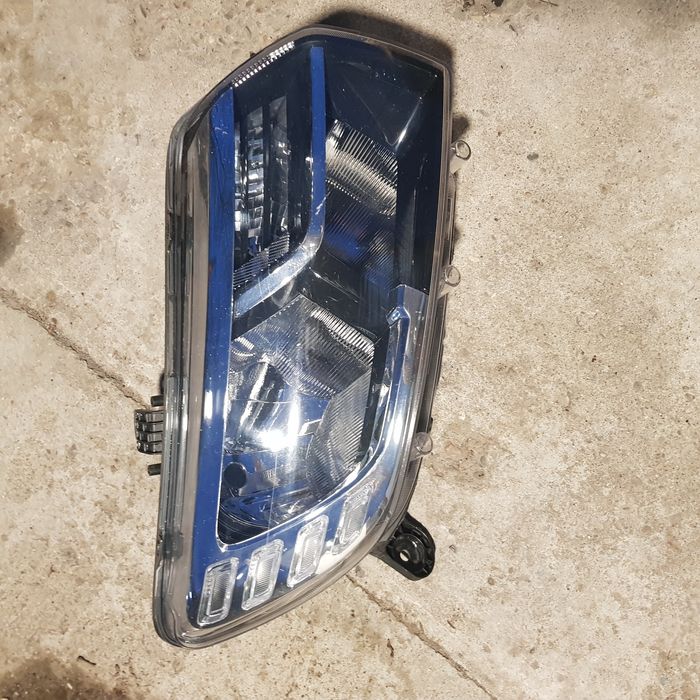 Far dreapta Logan 2017