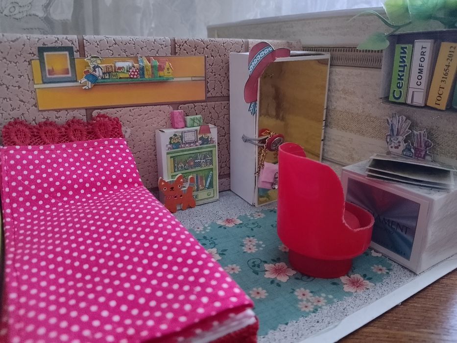 Домик с куклой и одеждой