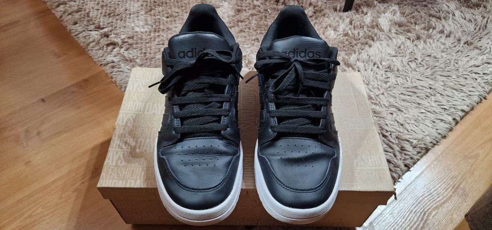 Маратонки Adidas и  Nike