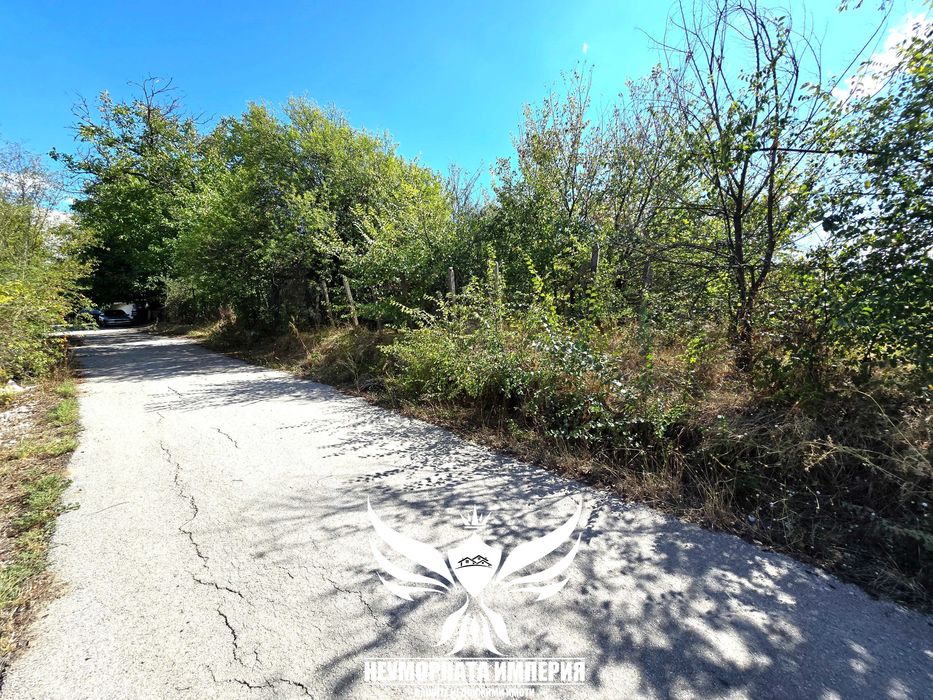 Продавам парцел УПИ с постройки 23кв.м. с 993кв двор село Ахматово