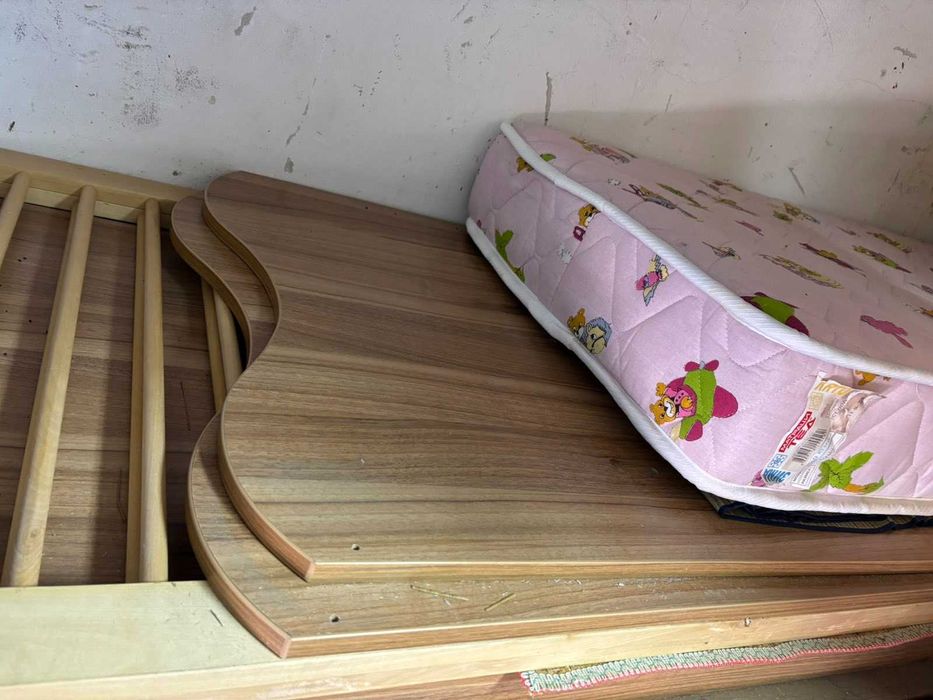 Детско дървено стабилно и елегантно креватче с двулицев матрак 120/ 60