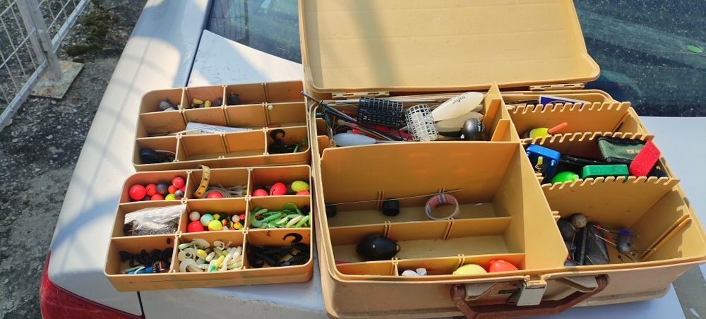 Продавам неща за риболов, куки, примамки и др
