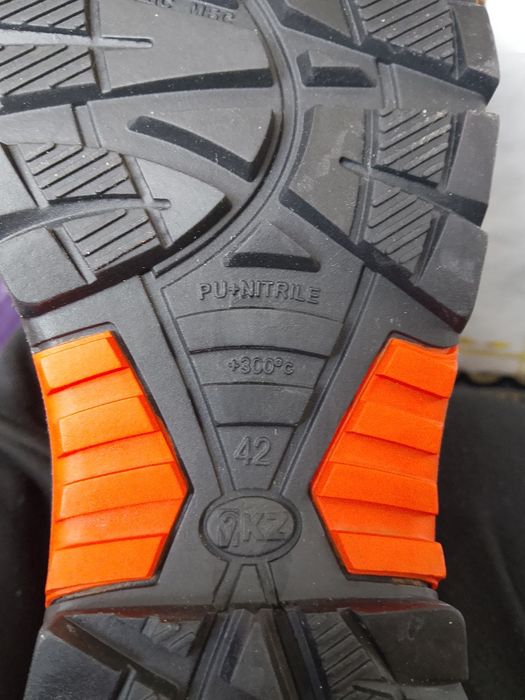 Продам зимний спец обувь