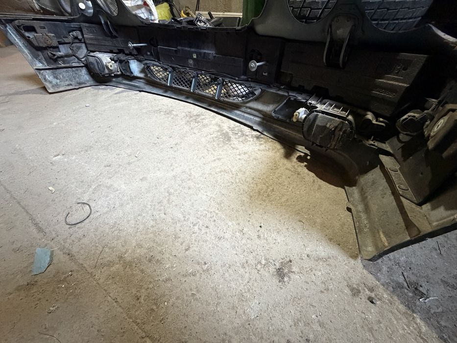 Передний бампер на лупарик W210