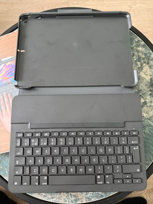 Калъф клавиетура Logitech Slim Folio за Ipad Air и Ipad Pro