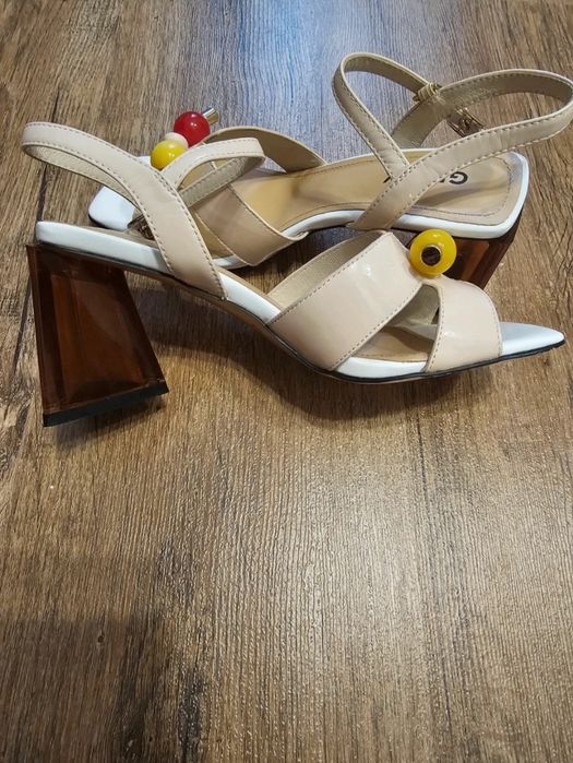 Vand sandale elegante