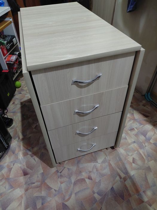 Стол-книжка, раскладывается.