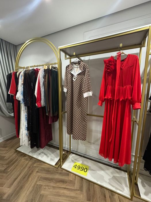 Стелажи вешалки для бутиков одежды