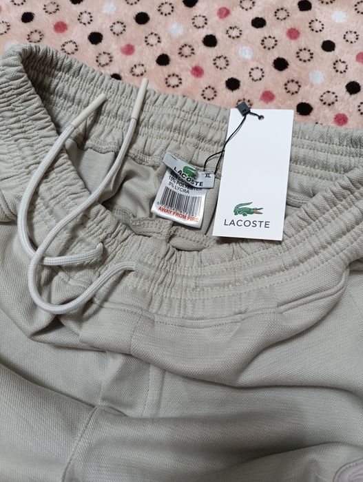 Vând pantaloni noi de bărbați Lacoste
