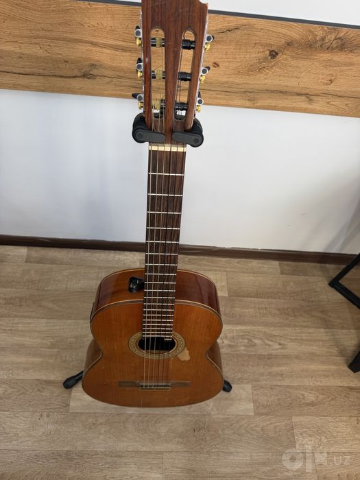 Gitara sotiladi qadimgi ispanskiy arginal gitara