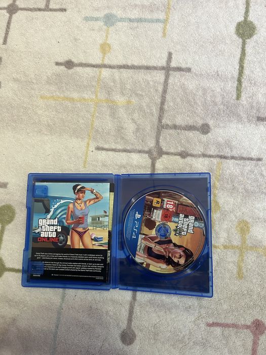 Продавам PS4 slim