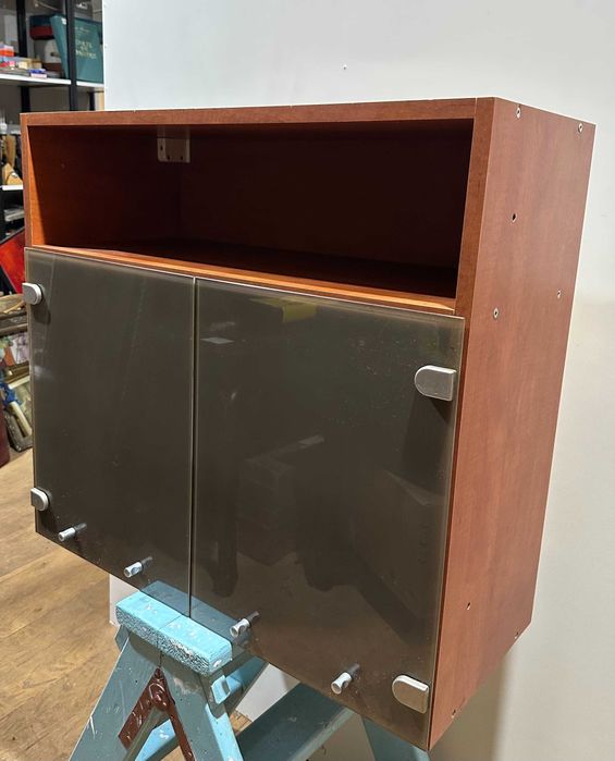 Dulap suspendat cu usi de sticla; Corp solid de perete cu vitrina