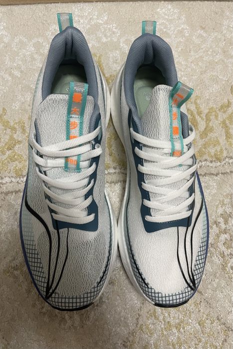 Продам беговые кроссовки