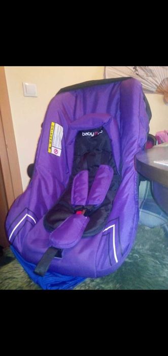 Scoica auto masina autoturism, scaun bebe bebelus copil mic cu maner reglabil rabatabil, in stare ca noua cu huse mai multe, invelitoare toamna iarna