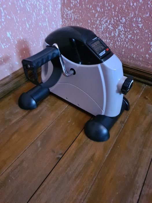 Мини велоергометър за раздвижване на краката