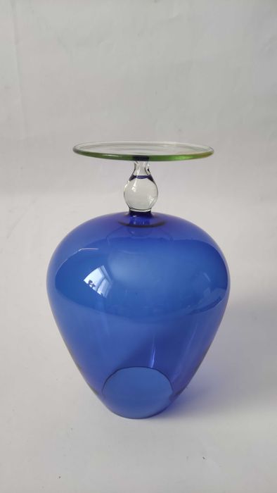 Огромна тънкостенна чаша от цветно стъкло