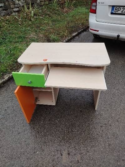 Ученическо бюро с едно чекмедже и шкаф.