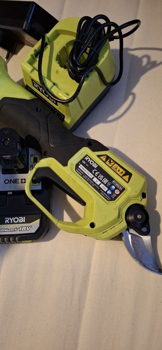 Foarfeca electrica ryobi.