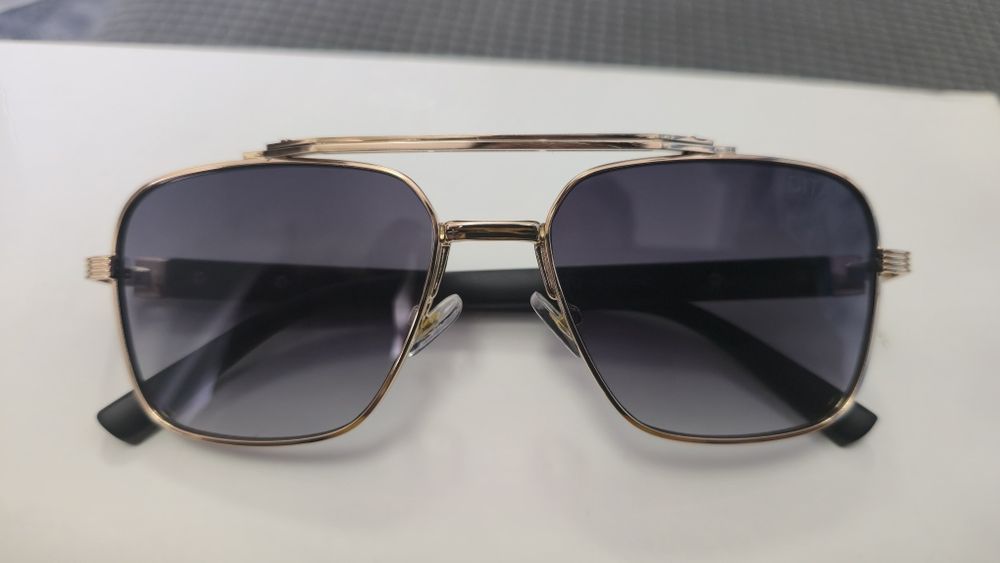 Ochelari de soare Dita rama aurie.