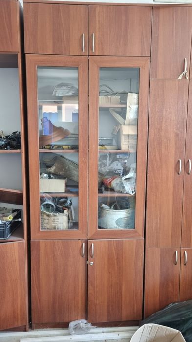 Офисные шкафы, столы с тумбами