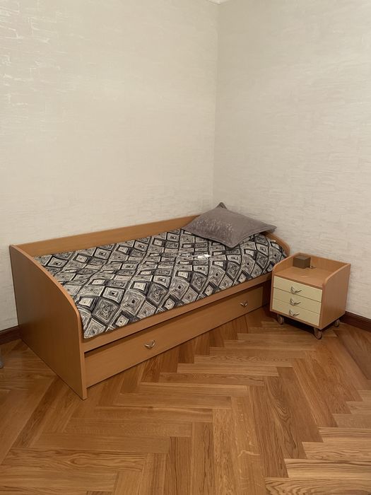 Кровать с матрасом и тумбочкой