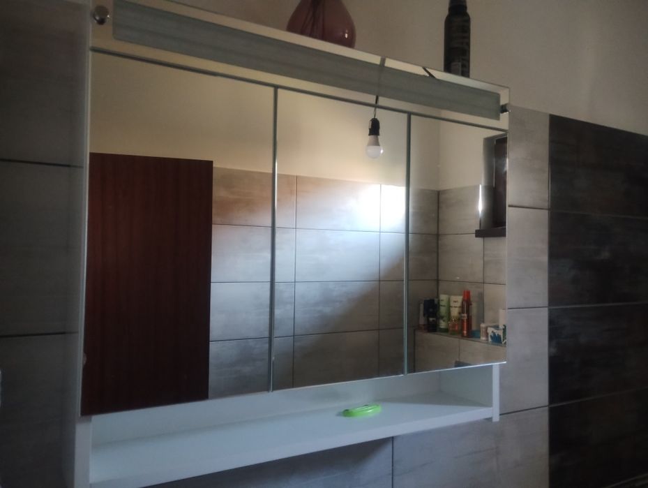 Шкаф за баня, с вградена LED лампа и 3 огледални врати