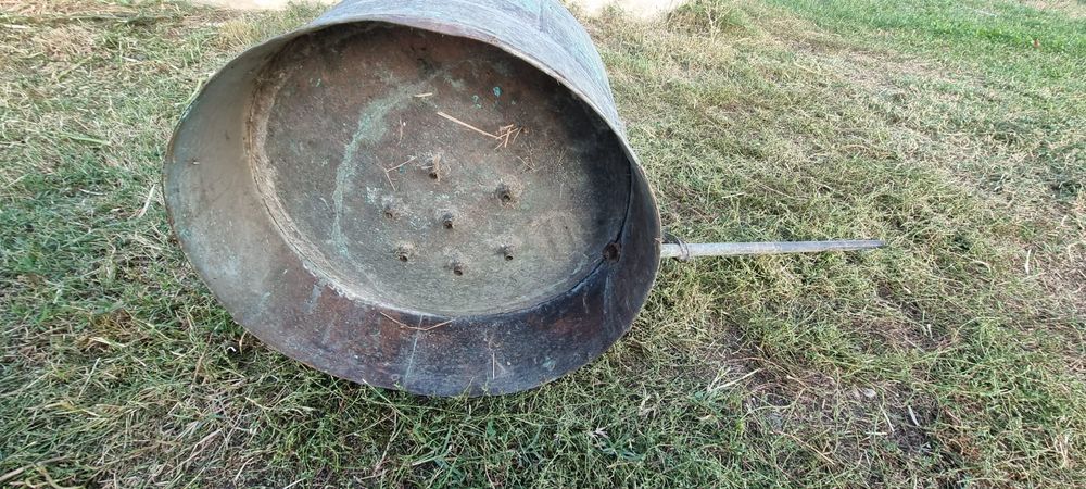 Două cazane de cupru vechi făcute manual