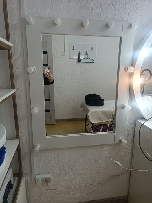 Зеркало настенное с лампочками