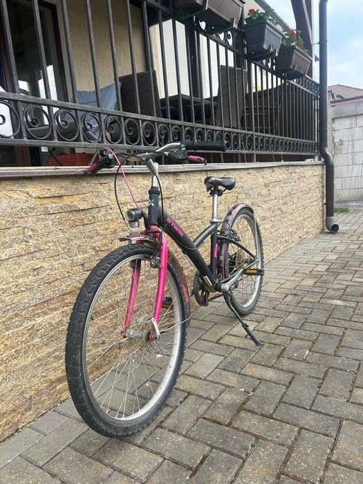 Vând bicicleta de fete BTwin cu roti de 24