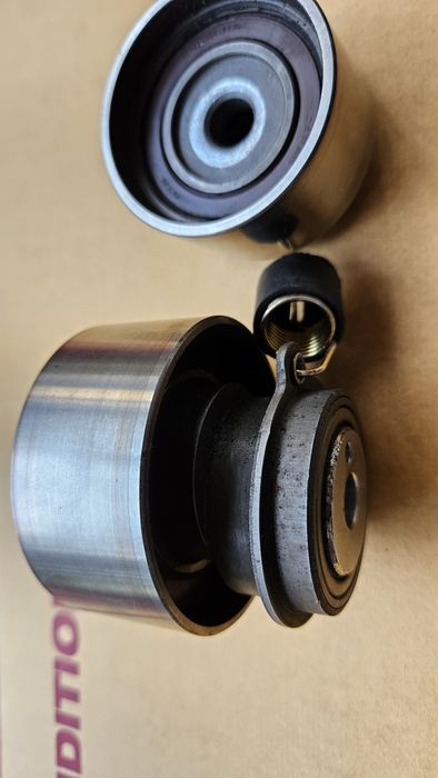 Ролка ангренаж и  ролка пистов ремък за Mazda 626,бензин