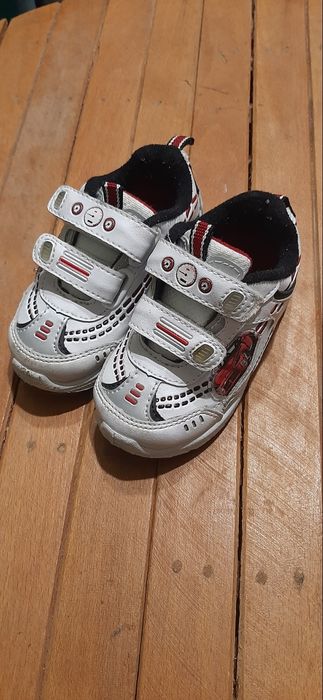 Обувки за момче номер 22  нямат скъсано никъде.