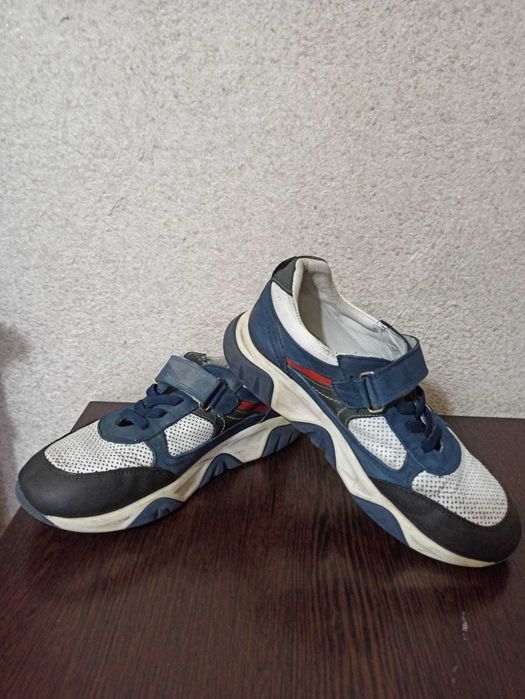 срочно продаю кроссовки на мальчика