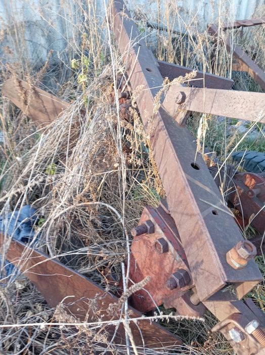 Плуг 3 корпуса в рабочем состоянии