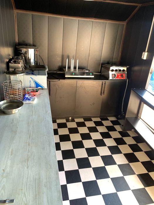 Tayyor biznes sotiladi: "Sahovat" savdo markazi oldidagi fudtrak!